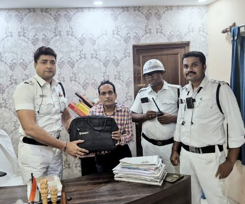 Title: Kolkata Traffic Police Officer Returns Lost Bag Containing ₹1 Lakh to Specially-Abled Man